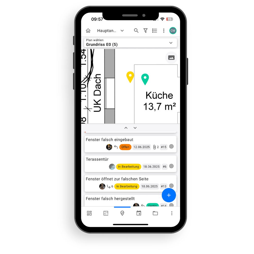 Auf dem abgebildeten Smartphone ist die upmesh App geöffnet. Es ist ein digitaler Bauplan mit Verortungen zu sehen. Darunter sind die verschiedenen Tickets inklusive Fristen und zuständigem Projektbeteiligten. Mit upmesh wird das Aufgabenmanagement am Bau stressfrei.