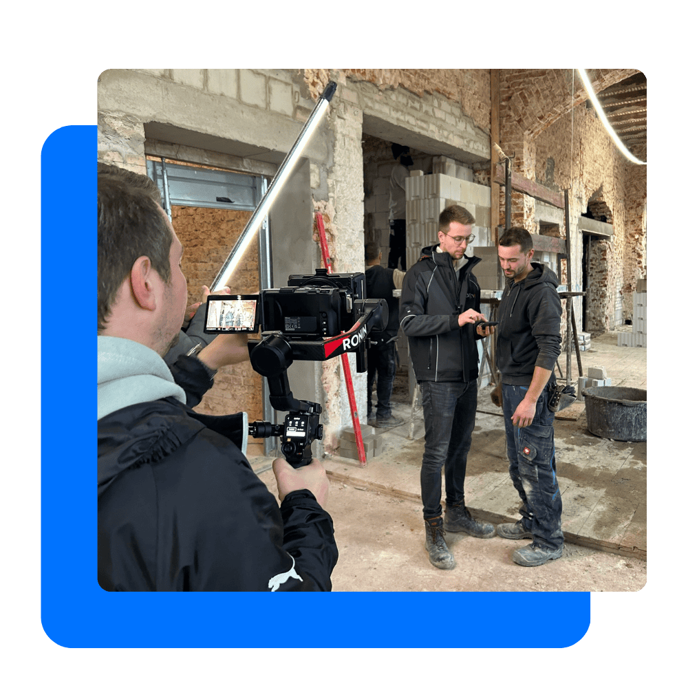 agn auf der Baustelle im Gespräch mit Bauarbeitern und der upmesh App im Einsatz